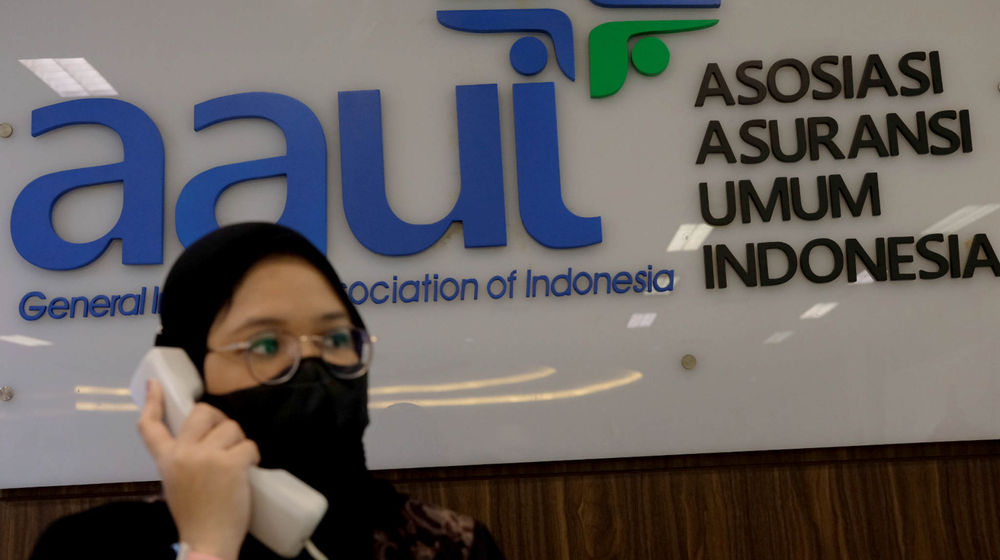 <p>Karyawan beraktivitas di dekat logo Asosiasi Asuransi Umum Indonesia (AAUI) di Jakarta, Senin, 28 Juni 2021. Foto: Ismail Pohan/TrenAsia</p>
