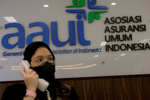 <p>Karyawan beraktivitas di dekat logo Asosiasi Asuransi Umum Indonesia (AAUI) di Jakarta, Senin, 28 Juni 2021. Foto: Ismail Pohan/TrenAsia</p>
