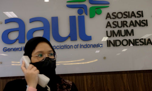 <p>Karyawan beraktivitas di dekat logo Asosiasi Asuransi Umum Indonesia (AAUI) di Jakarta, Senin, 28 Juni 2021. Foto: Ismail Pohan/TrenAsia</p>
