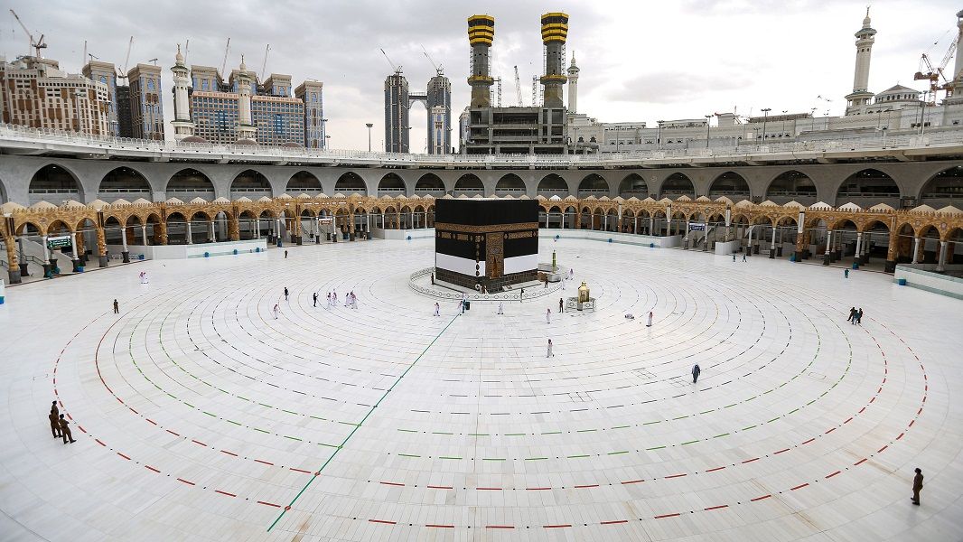 <p>Situasi Kakbah di Masjidil Haram, Kota Suci Makkah, Arab Saudi, pada 28 Juli 2020, lengang lantaran adanya larangan ibadah haji dan umrah lantaran pandemi COVID-19. / Bloomberg</p>
