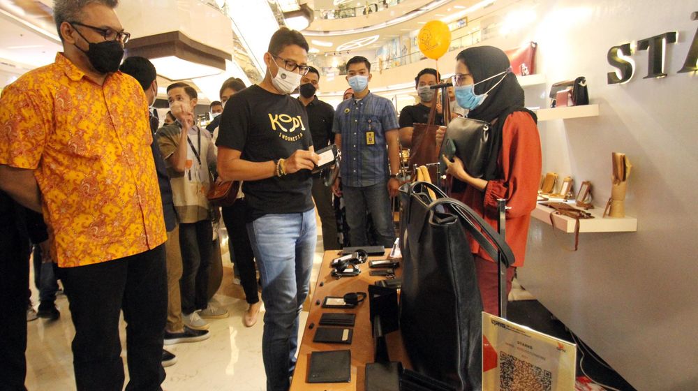<p>Menteri Pariwisata dan Ekonomi Kreatif RI (Menparekraf) Sandiaga Uno didampingi oleh Mall Director Lippo Mall Kemang Dimas Kusuma mengunjungi pameran Market Museum ‘REVIVE’ yang berlokasi di Avenue of The Stars dan Atrium Utama, Lippo Mall Kemang, Minggu 6 Juni 2021 . Foto : Panji Asmoro/TrenAsia</p>