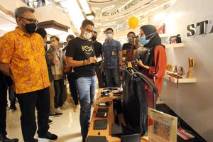 <p>Menteri Pariwisata dan Ekonomi Kreatif RI (Menparekraf) Sandiaga Uno didampingi oleh Mall Director Lippo Mall Kemang Dimas Kusuma mengunjungi pameran Market Museum ‘REVIVE’ yang berlokasi di Avenue of The Stars dan Atrium Utama, Lippo Mall Kemang, Minggu 6 Juni 2021 . Foto : Panji Asmoro/TrenAsia</p>
