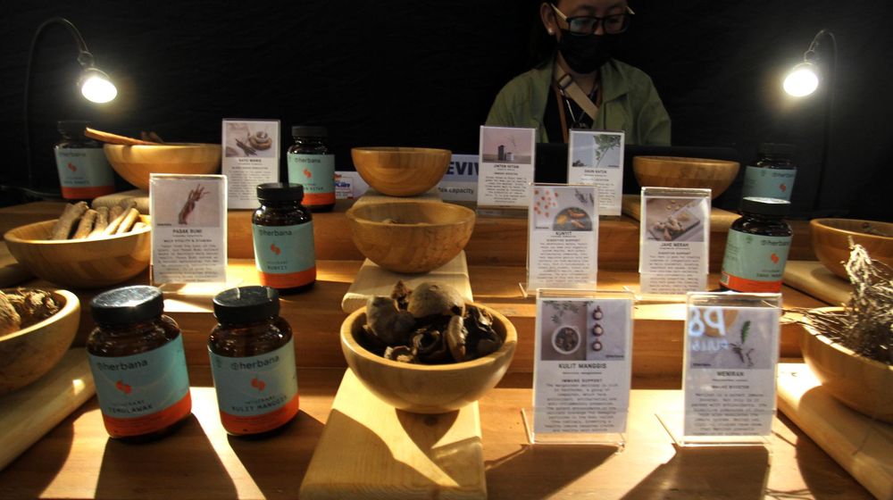 <p>Pengunjung mengamati koleksi barang dalam pameran Market Museum ‘REVIVE’ yang berlokasi di Avenue of The Stars dan Atrium Utama, Lippo Mall Kemang, Minggu 6 Juni 2021 . Foto : Panji Asmoro/TrenAsia</p>
