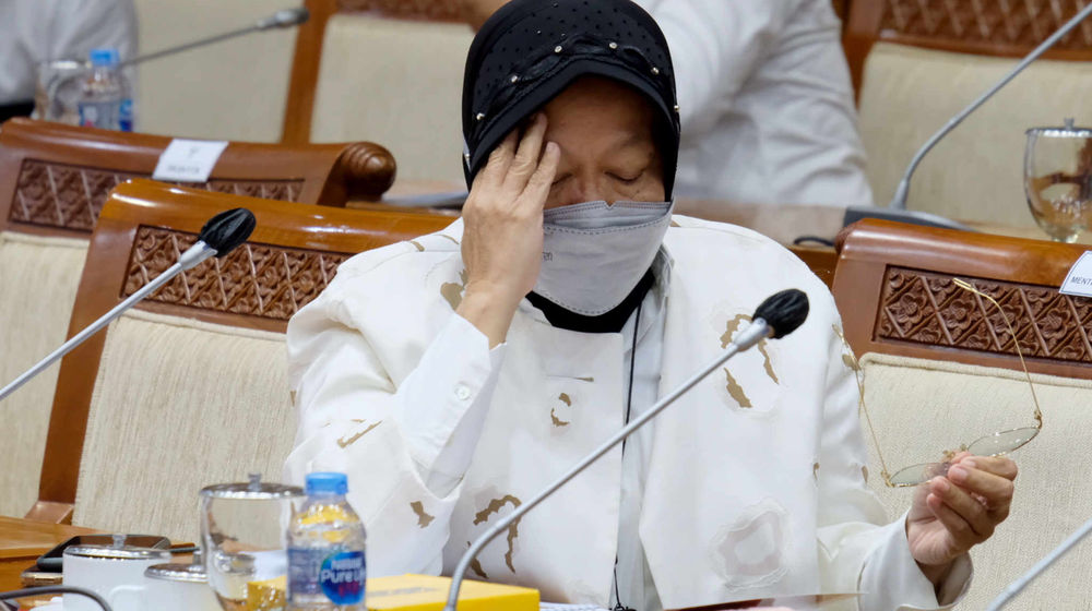 <p>Menteri Sosial (Mensos), Tri Rismaharini saat mengikuti rapat kerja dengan Komisi VIII DPR di Kompleks Parlemen Senayan, Jakarta, Kamis, 3 Juni 2021. Foto: Ismail Pohan/TrenAsia</p>
