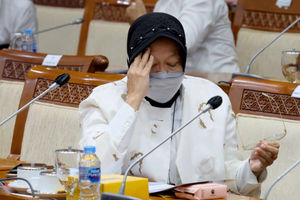 <p>Menteri Sosial (Mensos), Tri Rismaharini saat mengikuti rapat kerja dengan Komisi VIII DPR di Kompleks Parlemen Senayan, Jakarta, Kamis, 3 Juni 2021. Foto: Ismail Pohan/TrenAsia</p>