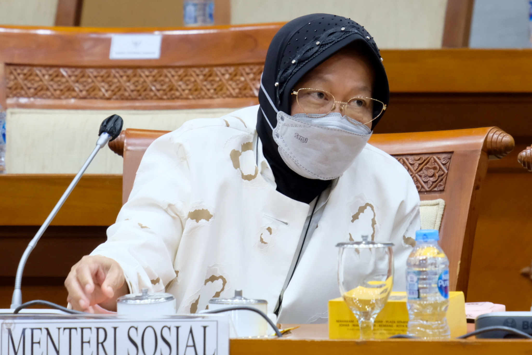 <p>Menteri Sosial (Mensos), Tri Rismaharini saat mengikuti rapat kerja dengan Komisi VIII DPR di Kompleks Parlemen Senayan, Jakarta, Kamis, 3 Juni 2021. Foto: Ismail Pohan/TrenAsia</p>
