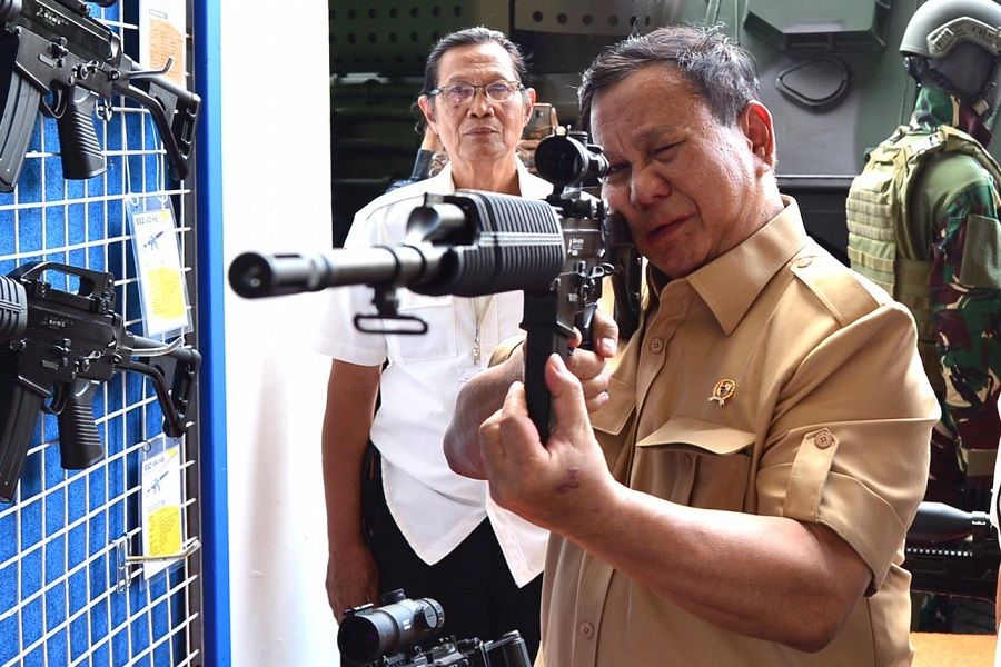 <p>Menteri Pertahanan Prabowo Subianto melakukan kunjungan kerja ke PT Pindad (Persero) dan mencoba senjata buatan BUMN itu. / Dok. Kemhan.go.id</p>
