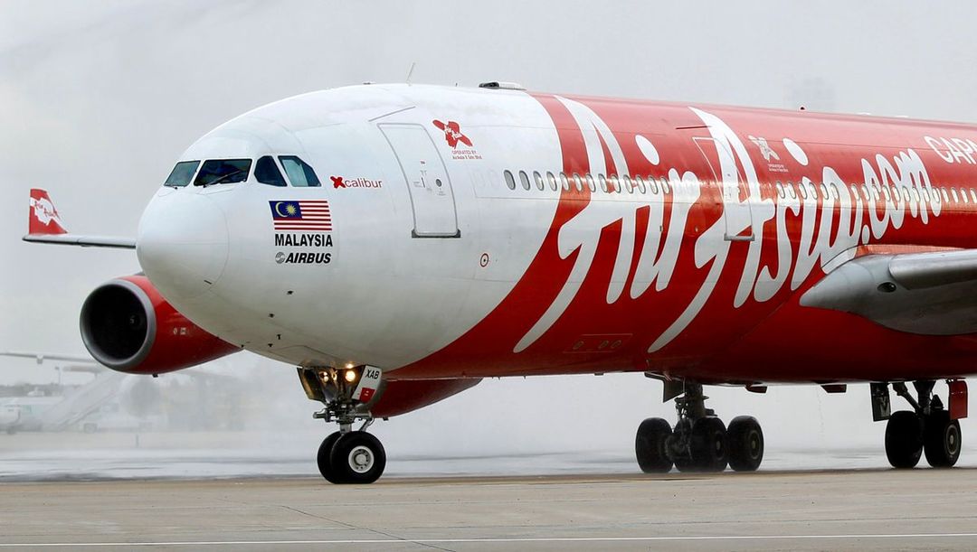 <p>jet penumpang AirAsia X Airbus A340 tiba dalam penerbangan perdananya dari Kuala Lumpur ke Bandara Orly Paris pada 14 Februari 2011 ini. REUTERS/Charles Platiau</p>
