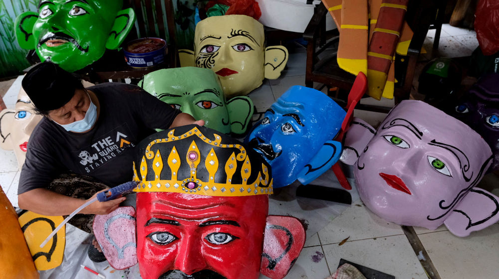 <p>Suprayogi (59) menyelesaikan pembuatan ondel-ondel raksasa di sanggar miliknya di kawasan Jagakarsa, Jakarta Selatan, Senin, 21 Juni 2021. Foto: Ismail Pohan/TrenAsia</p>
