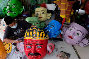 <p>Suprayogi (59) menyelesaikan pembuatan ondel-ondel raksasa di sanggar miliknya di kawasan Jagakarsa, Jakarta Selatan, Senin, 21 Juni 2021. Foto: Ismail Pohan/TrenAsia</p>
