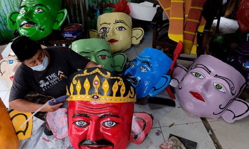 <p>Suprayogi (59) menyelesaikan pembuatan ondel-ondel raksasa di sanggar miliknya di kawasan Jagakarsa, Jakarta Selatan, Senin, 21 Juni 2021. Foto: Ismail Pohan/TrenAsia</p>
