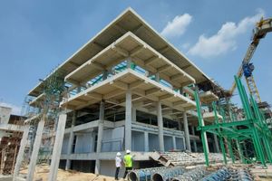 <p>Pasar Aksara kembali dibangun di atas lahan seluas 6.388 m2 dan akan diisi oleh 859 kios berupa 204 los basah dan 655 los kering dengan total luas bangunan sekitar 10.735,86 m2. (Foto: Kementerian PUPR)</p>
