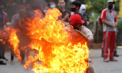 <p>Nampak aktifitas saat pelatihan keadaan darurat di Mal Tangcity, Kota Tangerang, Banten, Kamis 17 Juni 2021. Pelatihan keadaan darurat yang diikuti oleh staf, karyawan dan pekerja tenant tersebut guna meningkatkan pengetahuan dan penanganan saat terjadi keadaan darurat di mal tersebut. Foto : Panji Asmoro/TrenAsia</p>
