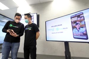 <p>CEO &amp; Co-Founder CrediBook Gabriel Frans (kiri) bersama CEO &amp; Co-Founder Payfazz Hendra Kwik dalam peresmian aplikasi Payfazz Buku, Senin 21 Juni 2021. Aplikasi Payfazz Buku powered by CrediBook merupakan layanan pencatatan keuangan digital yang fokus dihadirkan bagi UMKM ritel. Foto : Panji Asmoro/TrenAsia</p>
