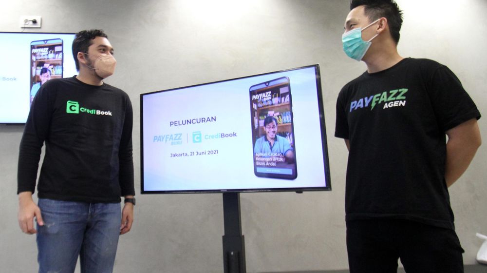 <p>CEO &amp; Co-Founder CrediBook Gabriel Frans (kiri) bersama CEO &amp; Co-Founder Payfazz Hendra Kwik dalam peresmian aplikasi Payfazz Buku, Senin 21 Juni 2021. Aplikasi Payfazz Buku powered by CrediBook merupakan layanan pencatatan keuangan digital yang fokus dihadirkan bagi UMKM ritel. Foto : Panji Asmoro/TrenAsia</p>
