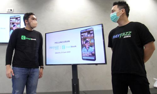<p>CEO &amp; Co-Founder CrediBook Gabriel Frans (kiri) bersama CEO &amp; Co-Founder Payfazz Hendra Kwik dalam peresmian aplikasi Payfazz Buku, Senin 21 Juni 2021. Aplikasi Payfazz Buku powered by CrediBook merupakan layanan pencatatan keuangan digital yang fokus dihadirkan bagi UMKM ritel. Foto : Panji Asmoro/TrenAsia</p>
