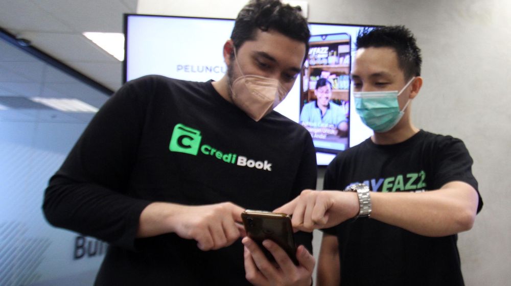 <p>CEO &amp; Co-Founder CrediBook Gabriel Frans (kiri) bersama CEO &amp; Co-Founder Payfazz Hendra Kwik dalam peresmian aplikasi Payfazz Buku, Senin 21 Juni 2021. Aplikasi Payfazz Buku powered by CrediBook merupakan layanan pencatatan keuangan digital yang fokus dihadirkan bagi UMKM ritel. Foto : Panji Asmoro/TrenAsia</p>
