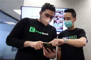 <p>CEO &amp; Co-Founder CrediBook Gabriel Frans (kiri) bersama CEO &amp; Co-Founder Payfazz Hendra Kwik dalam peresmian aplikasi Payfazz Buku, Senin 21 Juni 2021. Aplikasi Payfazz Buku powered by CrediBook merupakan layanan pencatatan keuangan digital yang fokus dihadirkan bagi UMKM ritel. Foto : Panji Asmoro/TrenAsia</p>

