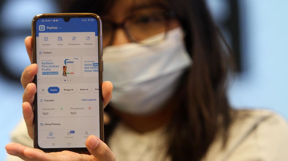 <p>Nampak seorang model tengah menunjukkan aplikasi Payfazz Buku, Senin 21 Juni 2021. Aplikasi Payfazz Buku powered by CrediBook merupakan layanan pencatatan keuangan digital yang fokus dihadirkan bagi UMKM ritel. Foto : Panji Asmoro/TrenAsia</p>
