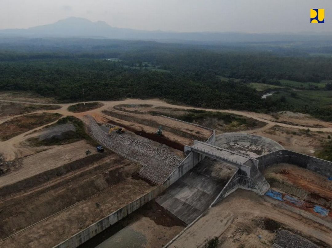 <p>Bendungan Semantok didesain dengan tipe zonal inti tegak yang memiliki tinggi 34 meter, lebar puncak bendungan 9 meter dan panjang puncak bendungan 3.100 meter. Bendungan juga akan memiliki volume tampung 32,67 juta m3 dan luas area genangan 365 hektare (ha). (Foto: Kementerian PUPR)</p>
