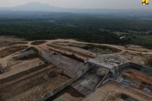 <p>Bendungan Semantok didesain dengan tipe zonal inti tegak yang memiliki tinggi 34 meter, lebar puncak bendungan 9 meter dan panjang puncak bendungan 3.100 meter. Bendungan juga akan memiliki volume tampung 32,67 juta m3 dan luas area genangan 365 hektare (ha). (Foto: Kementerian PUPR)</p>
