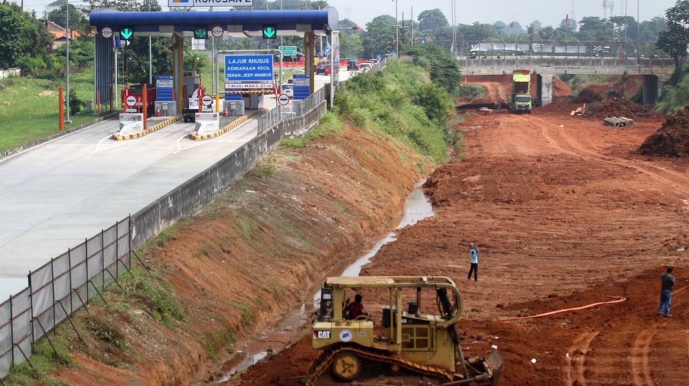 <p>Nampak sejumlah alat berat dan pekerja tengah menyelesaikan proyek tol JORR 2 di kawasan Kukusan Depok dan Pondok Cabe, Selasa 8 Juni 2021. Ruas ini diharapkan selesai pada akhir 2021. Foto : Panji Asmoro/TrenAsia</p>
