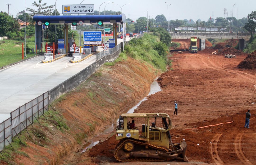 <p>Nampak sejumlah alat berat dan pekerja tengah menyelesaikan proyek tol JORR 2 di kawasan Kukusan Depok dan Pondok Cabe, Selasa 8 Juni 2021. Ruas ini diharapkan selesai pada akhir 2021. Foto : Panji Asmoro/TrenAsia</p>
