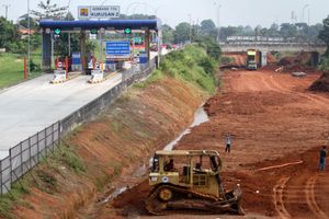 <p>Nampak sejumlah alat berat dan pekerja tengah menyelesaikan proyek tol JORR 2 di kawasan Kukusan Depok dan Pondok Cabe, Selasa 8 Juni 2021. Ruas ini diharapkan selesai pada akhir 2021. Foto : Panji Asmoro/TrenAsia</p>
