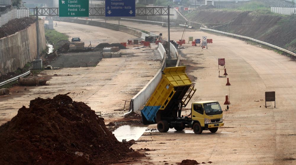 <p>Nampak sejumlah alat berat dan pekerja tengah menyelesaikan proyek tol JORR 2 di kawasan Kukusan Depok dan Pondok Cabe, Selasa 8 Juni 2021. Ruas ini diharapkan selesai pada akhir 2021. Foto : Panji Asmoro/TrenAsia</p>
