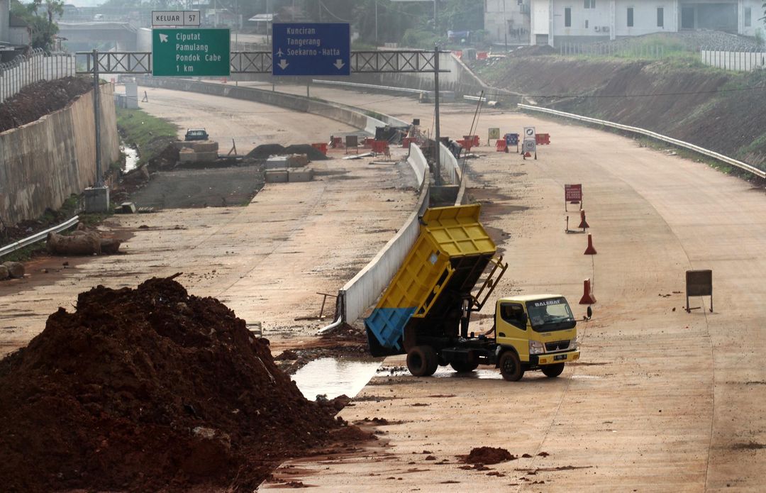 <p>Nampak sejumlah alat berat dan pekerja tengah menyelesaikan proyek tol JORR 2 di kawasan Kukusan Depok dan Pondok Cabe, Selasa 8 Juni 2021. Ruas ini diharapkan selesai pada akhir 2021. Foto : Panji Asmoro/TrenAsia</p>
