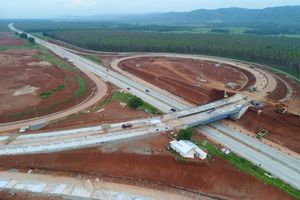 <p>Simpang Susun Akses KIT Batang sepanjang 3,1 km yang terletak di Km 371+750 Jalan Tol Batang-Semarang ini dibangun untuk mendukung percepatan pengembangan KIT. Diharapkan, adanya jalan memudahkan distribusi kebutuhan logistik pengembangan kawasan. (Foto: PT Jasa Marga (Persero) Tbk)</p>