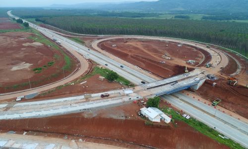 <p>Simpang Susun Akses KIT Batang sepanjang 3,1 km yang terletak di Km 371+750 Jalan Tol Batang-Semarang ini dibangun untuk mendukung percepatan pengembangan KIT. Diharapkan, adanya jalan memudahkan distribusi kebutuhan logistik pengembangan kawasan. (Foto: PT Jasa Marga (Persero) Tbk)</p>
