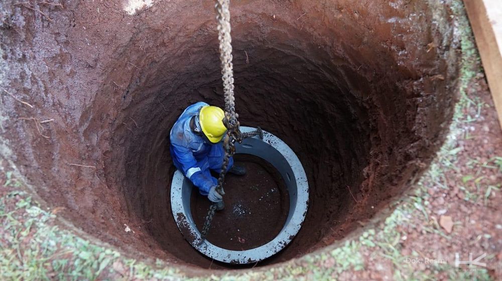 <p>Pengerjaan sumur resapan oleh PT Hakaaston. Foto: PT Hutama Karya (Persero)</p>
