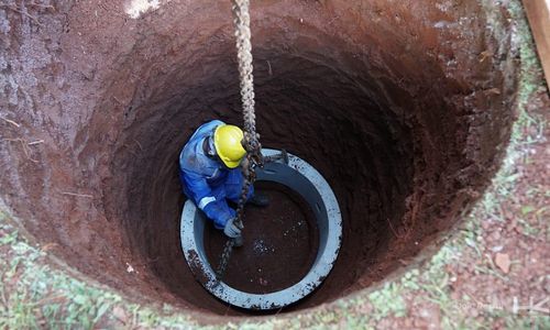 <p>Pengerjaan sumur resapan oleh PT Hakaaston. Foto: PT Hutama Karya (Persero)</p>
