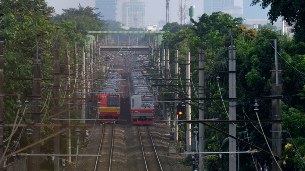 <p>Commuter Line atau Kereta Rel Listrik (KRL) melintas di kawasan stasiun Duren Kalibata, Jakarta Selatan, Senin, 28 Juni 2021. Foto: Ismail Pohan/TrenAsia</p>
