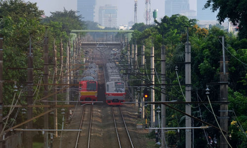 <p>Commuter Line atau Kereta Rel Listrik (KRL) melintas di kawasan stasiun Duren Kalibata, Jakarta Selatan, Senin, 28 Juni 2021. Foto: Ismail Pohan/TrenAsia</p>
