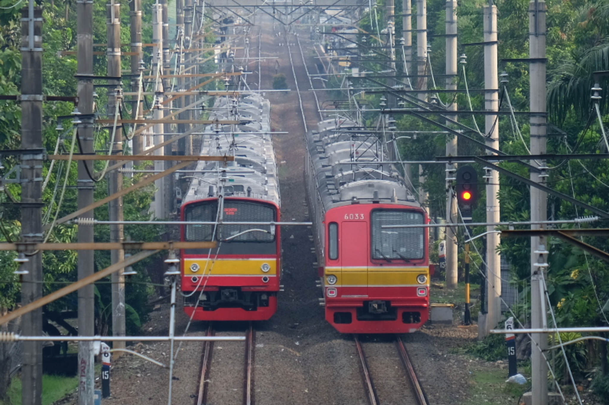 <p>Commuter Line atau Kereta Rel Listrik (KRL) melintas di kawasan stasiun Duren Kalibata, Jakarta Selatan, Senin, 28 Juni 2021. Foto: Ismail Pohan/TrenAsia</p>
