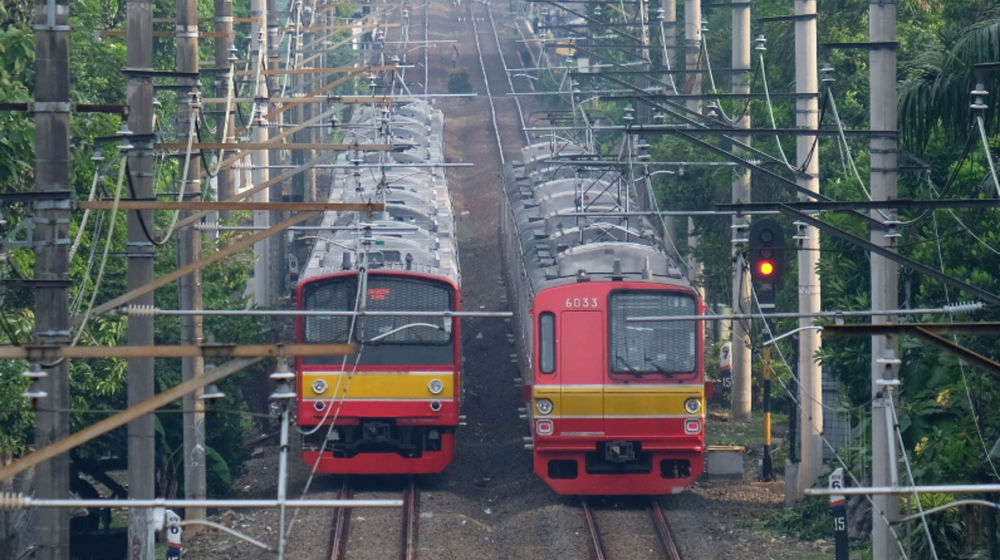 <p>Commuter Line atau Kereta Rel Listrik (KRL) melintas di kawasan stasiun Duren Kalibata, Jakarta Selatan, Senin, 28 Juni 2021. Foto: Ismail Pohan/TrenAsia</p>
