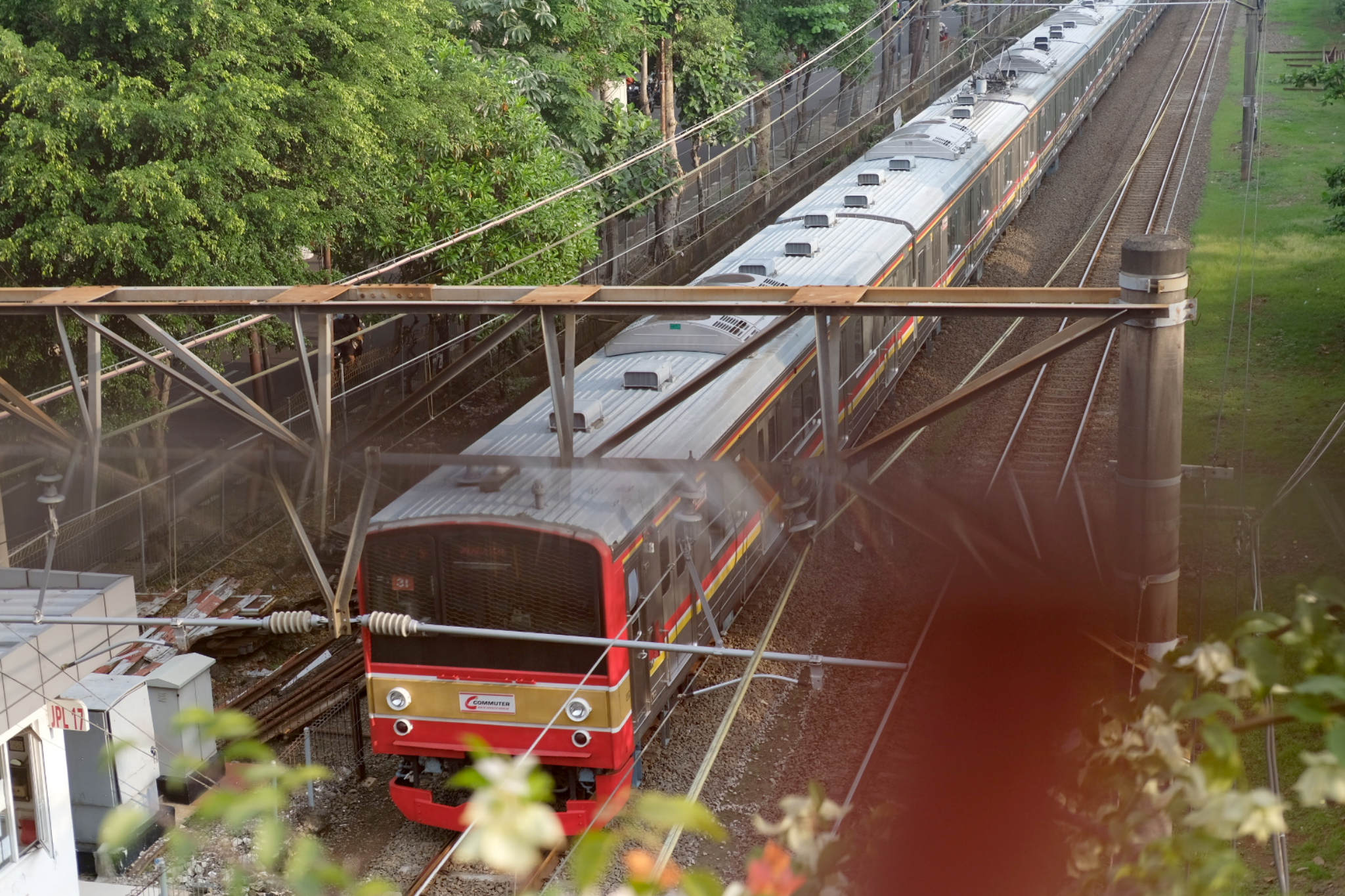 <p>Commuter Line atau Kereta Rel Listrik (KRL) melintas di kawasan stasiun Duren Kalibata, Jakarta Selatan, Senin, 28 Juni 2021. Foto: Ismail Pohan/TrenAsia</p>
