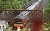 <p>Commuter Line atau Kereta Rel Listrik (KRL) melintas di kawasan stasiun Duren Kalibata, Jakarta Selatan, Senin, 28 Juni 2021. Foto: Ismail Pohan/TrenAsia</p>
