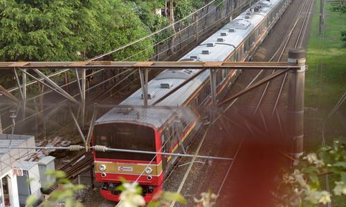 <p>Commuter Line atau Kereta Rel Listrik (KRL) melintas di kawasan stasiun Duren Kalibata, Jakarta Selatan, Senin, 28 Juni 2021. Foto: Ismail Pohan/TrenAsia</p>