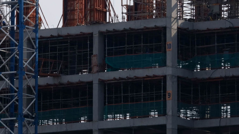 <p>Perkerja mengerjakan proyek pembangunan gedung bertingkat di kawasan, Cipinang, Jakarta Timur, Selasa, 22 Juni 2021. Foto: Ismail Pohan/TrenAsia</p>
