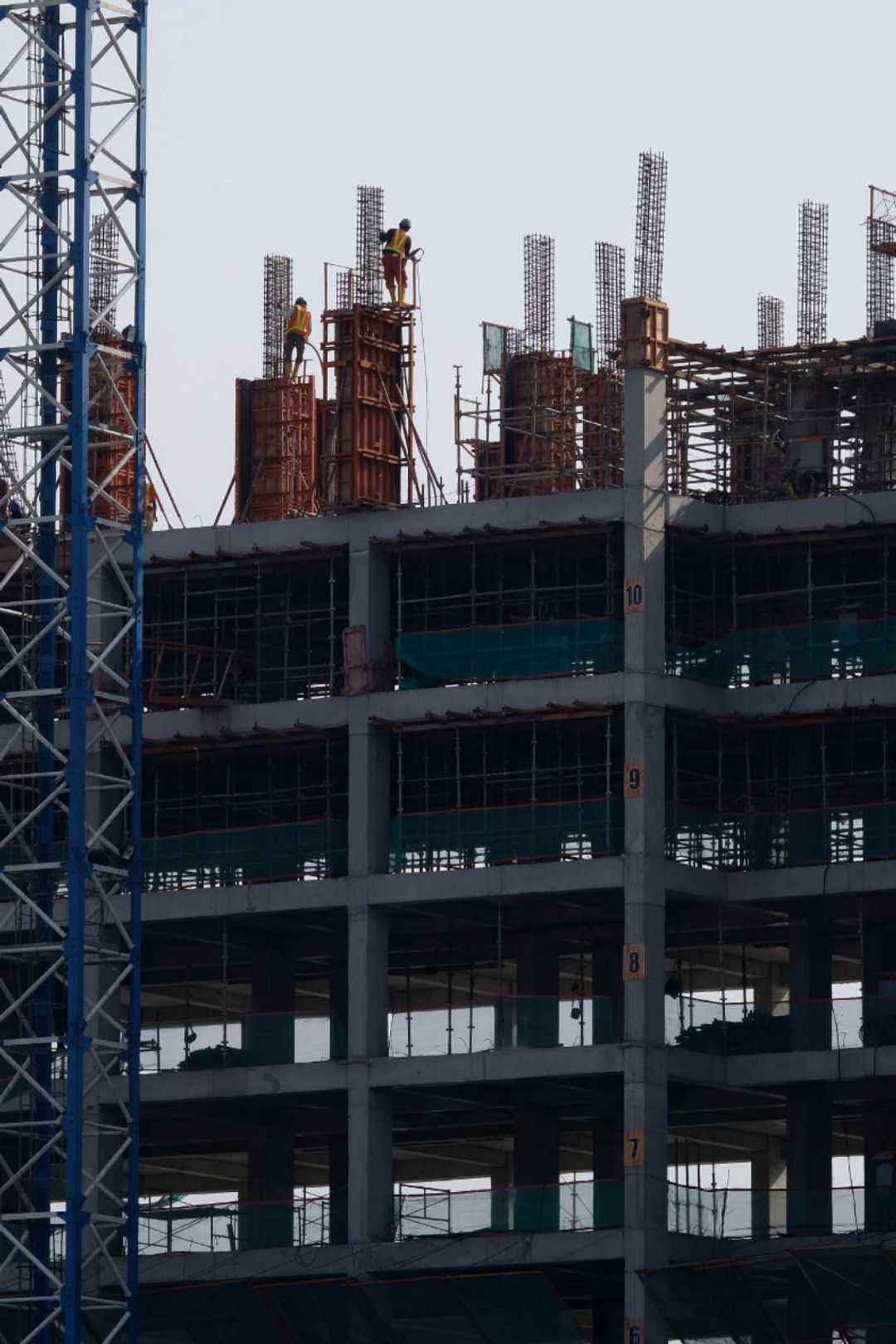 <p>Perkerja mengerjakan proyek pembangunan gedung bertingkat di kawasan, Cipinang, Jakarta Timur, Selasa, 22 Juni 2021. Foto: Ismail Pohan/TrenAsia</p>
