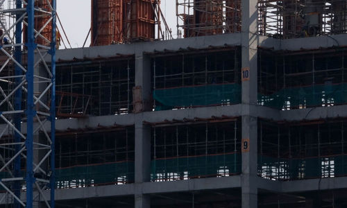 <p>Perkerja mengerjakan proyek pembangunan gedung bertingkat di kawasan, Cipinang, Jakarta Timur, Selasa, 22 Juni 2021. Foto: Ismail Pohan/TrenAsia</p>
