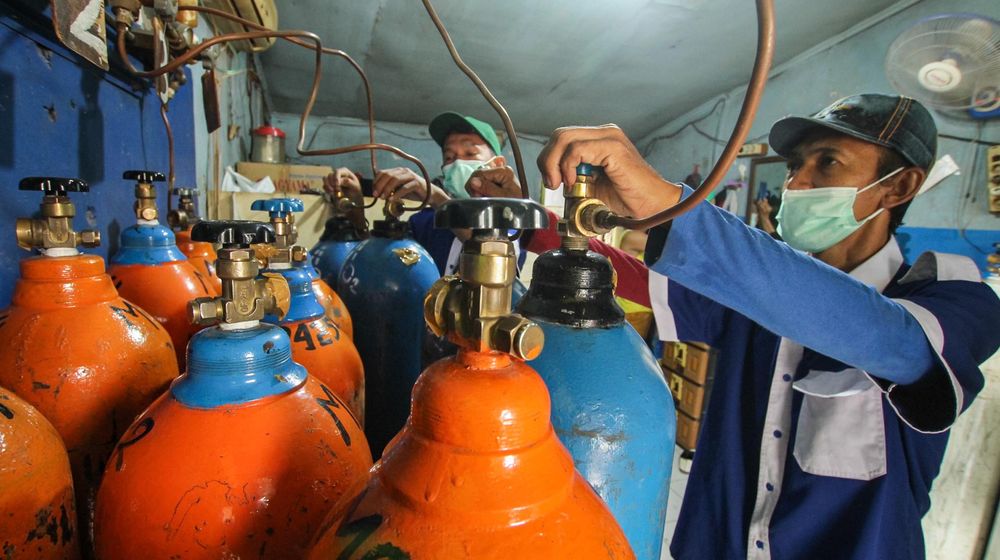 <p>Pekerja mengisi ulang tabung oksigen medis di salah satu agen isi ulang oksigen di Kawasan Cipondoh, Kota Tangerang, Senin 28 Juni 2021. Permintaan isi ulang dan pembelian tabung oksigen kebutuhan medis rumahan dan rumah sakit terus mengalami peningkatan hingga 100 persen seiring lonjakan kasus COVID-19. Foto : Panji Asmoro/TrenAsia</p>
