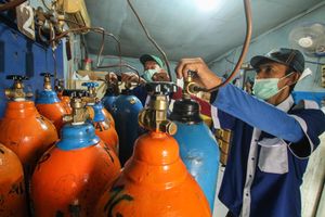 <p>Pekerja mengisi ulang tabung oksigen medis di salah satu agen isi ulang oksigen di Kawasan Cipondoh, Kota Tangerang, Senin 28 Juni 2021. Permintaan isi ulang dan pembelian tabung oksigen kebutuhan medis rumahan dan rumah sakit terus mengalami peningkatan hingga 100 persen seiring lonjakan kasus COVID-19. Foto : Panji Asmoro/TrenAsia</p>

