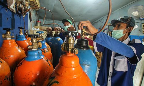 <p>Pekerja mengisi ulang tabung oksigen medis di salah satu agen isi ulang oksigen di Kawasan Cipondoh, Kota Tangerang, Senin 28 Juni 2021. Permintaan isi ulang dan pembelian tabung oksigen kebutuhan medis rumahan dan rumah sakit terus mengalami peningkatan hingga 100 persen seiring lonjakan kasus COVID-19. Foto : Panji Asmoro/TrenAsia</p>
