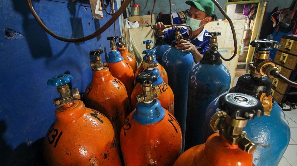 <p>Pekerja mengisi ulang tabung oksigen medis di salah satu agen isi ulang oksigen di Kawasan Cipondoh, Kota Tangerang, Senin 28 Juni 2021. Permintaan isi ulang dan pembelian tabung oksigen kebutuhan medis rumahan dan rumah sakit terus mengalami peningkatan hingga 100 persen seiring lonjakan kasus COVID-19. Foto : Panji Asmoro/TrenAsia</p>
