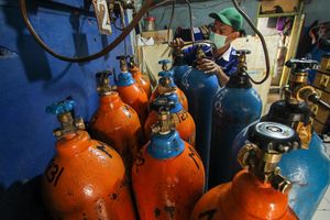 <p>Pekerja mengisi ulang tabung oksigen medis di salah satu agen isi ulang oksigen di Kawasan Cipondoh, Kota Tangerang, Senin 28 Juni 2021. Permintaan isi ulang dan pembelian tabung oksigen kebutuhan medis rumahan dan rumah sakit terus mengalami peningkatan hingga 100 persen seiring lonjakan kasus COVID-19. Foto : Panji Asmoro/TrenAsia</p>
