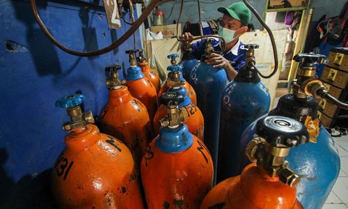 <p>Pekerja mengisi ulang tabung oksigen medis di salah satu agen isi ulang oksigen di Kawasan Cipondoh, Kota Tangerang, Senin 28 Juni 2021. Permintaan isi ulang dan pembelian tabung oksigen kebutuhan medis rumahan dan rumah sakit terus mengalami peningkatan hingga 100 persen seiring lonjakan kasus COVID-19. Foto : Panji Asmoro/TrenAsia</p>
